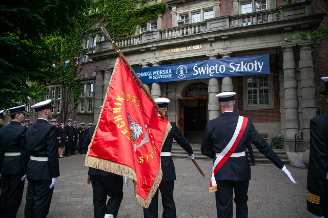 Poczet Sztandarowy PM wprowadza sztandar PM do budynku PM na Wałach Chrobrego