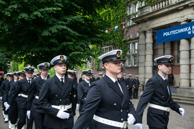 Studenci z Kompanii Honorowej PM maszerują przed budynkiem PM na Wałach Chrobrego