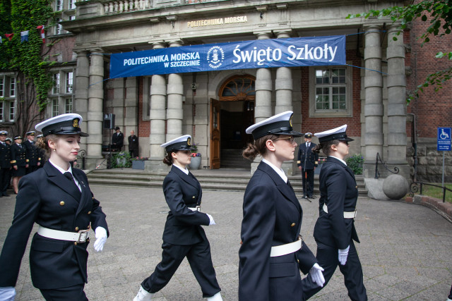 Studenci z Kompanii Honorowej PM maszerują przed budynkiem PM na Wałach Chrobrego