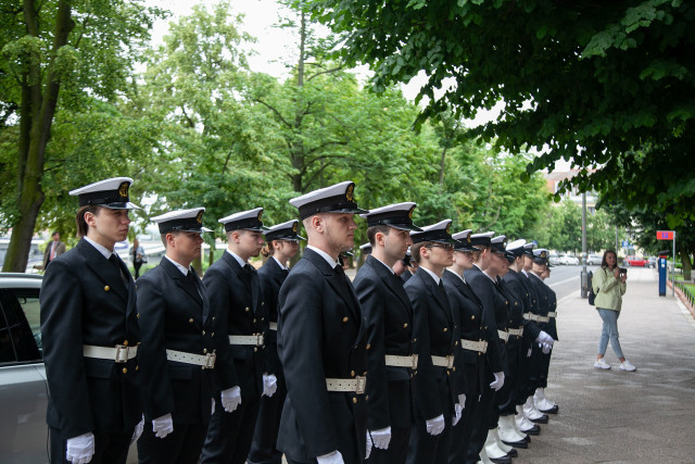 Studenci z Kompanii Honorowej PM stoją przed budynkiem PM na Wałach Chrobrego