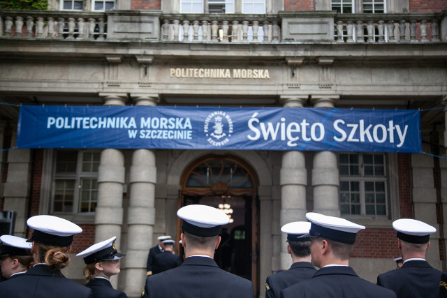 Studenci z Kompanii Honorowej PM stoją przed budynkiem PM na Wałach Chrobrego