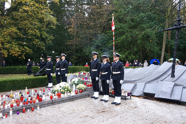 Studenci Kompanii Honorowej Akademii Morskiej  wystawili wartę honorową.