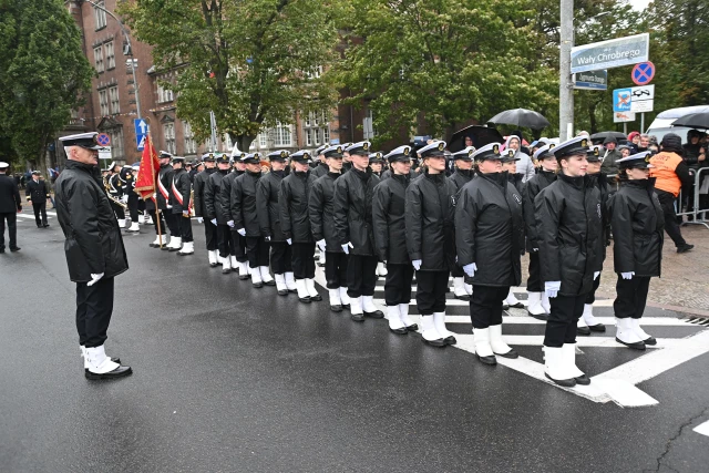 Kompania Honorowa PM z pocztem sztandarowym i dowódcą na uroczystości inauguracji roku akademickiego 2025/26 na Politechnice Morskiej w Szczecinie