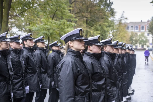 Kompania Honorowa PM  przed uczelnią po uroczystości inauguracji roku akademickiego 2025/26 na Politechnice Morskiej w Szczecinie