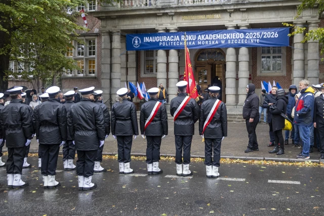 Kompania Honorowa PM  z pocztem sztandarowym przed uczelnią po uroczystości inauguracji roku akademickiego 2025/26 na Politechnice Morskiej w Szczecinie