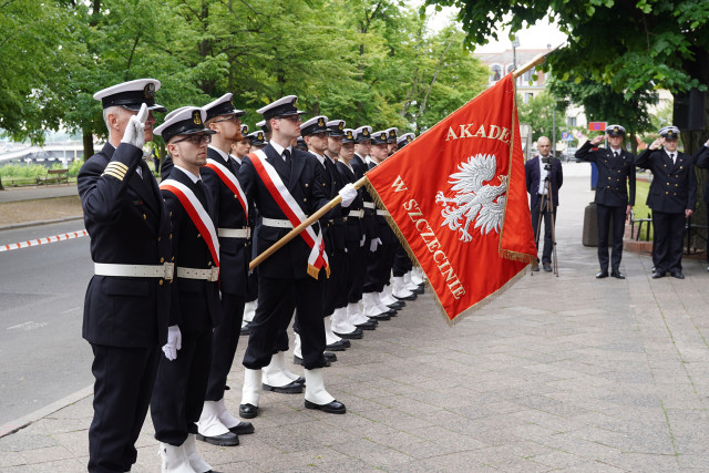 Kompania Honorowa AM z dowódcą i Pocztem Sztandarowym - uroczystość podniesienia bandery przed budynkiem uczelni, fot. T. Kwiatkowski