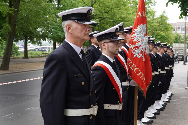 Kompania Honorowa PM z dowódcą ustawiona w 2 rzędach przed wejściem do uczelni