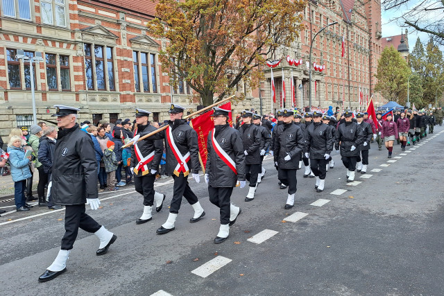 Kompania Honorowa Politechniki Morskiej w Szczecinie defiluje przed Urzędem Wojewódzkim podczas obchodów Narodowego Święta Niepodległości 11 Listopada