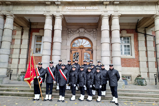 Kompania Honorowa Politechniki Morskiej w Szczecinie na schodach wejścia do uczelni - zdjęcie grupowe ze sztandarem