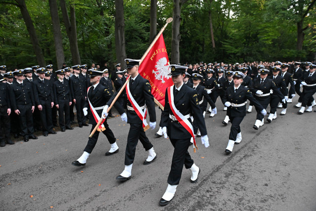 Kompania Honorowa Politechniki Morskiej podczas marszu po apelu przy pomniku "Tym, którzy nie powrócili z morza"