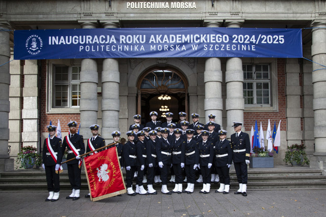 Studenci z Kompanii Honorowej PM przed wejściem do budynku uczelni - zdjęcie grupowe