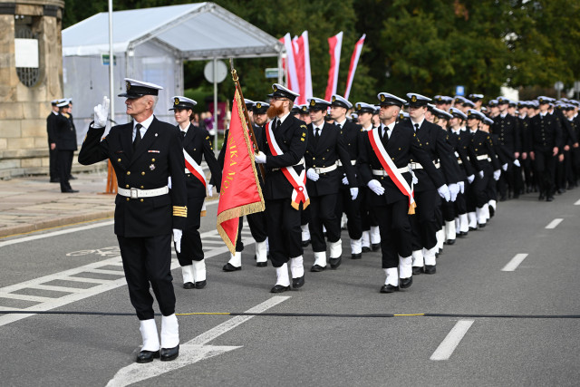 Kompania Honorowa PM z Pocztem Sztandarowym defilują na uroczystości inauguracji roku akademickiego 2024/25 na Politechnice Morskiej w Szczecinie