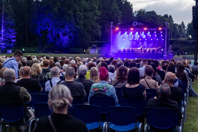 Widok widowni i rozświetlonej sceny przy zapadającym zmierzchu