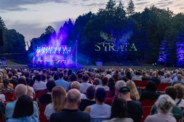 Widok widowni i rozświetlonej sceny przy zapadającym zmierzchu