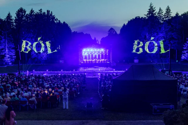 Widok widowni i rozświetlonej sceny przy zapadającym zmierzchu