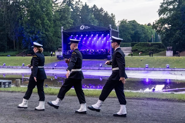 Troje studentów z Kompanii Honorowej maszeruje podczas próby do uroczystego wybicia szklanki na rozpoczęcie koncertu "Tym, którzy nie powrócili z morza"