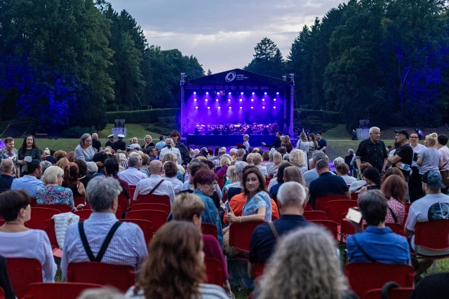 Widok widowni i sceny przy zapadającym zmierzchu