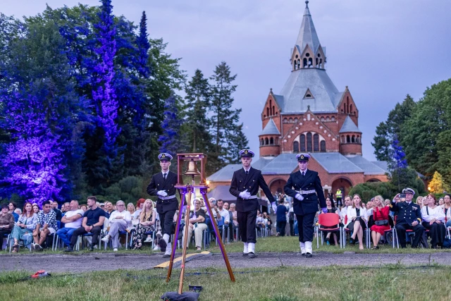 Troje studentów z Kompanii Honorowej przed uroczystym wybiciem szklanki na rozpoczęcie koncertu "Tym, którzy nie powrócili z morza"