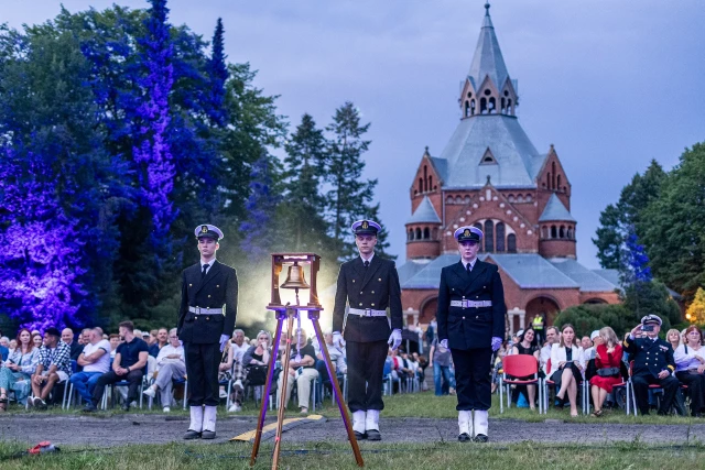 Troje studentów z Kompanii Honorowej przed uroczystym wybiciem szklanki na rozpoczęcie koncertu "Tym, którzy nie powrócili z morza"