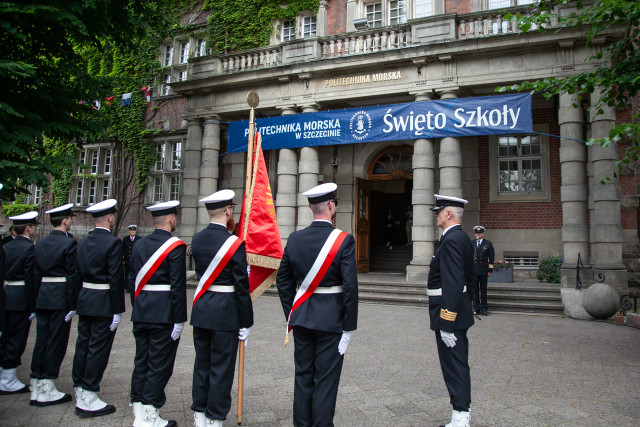 Studenci z Kompanii Honorowej PM stoją w szeregu przed budynkiem PM na Wałach Chrobrego