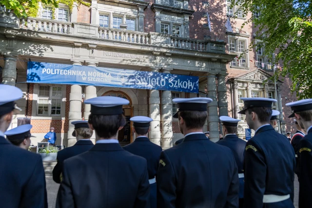 Studenci z Kompanii Honorowej PM stoją w dwuszeregu przed budynkiem PM na Wałach Chrobrego - widok od ulicy