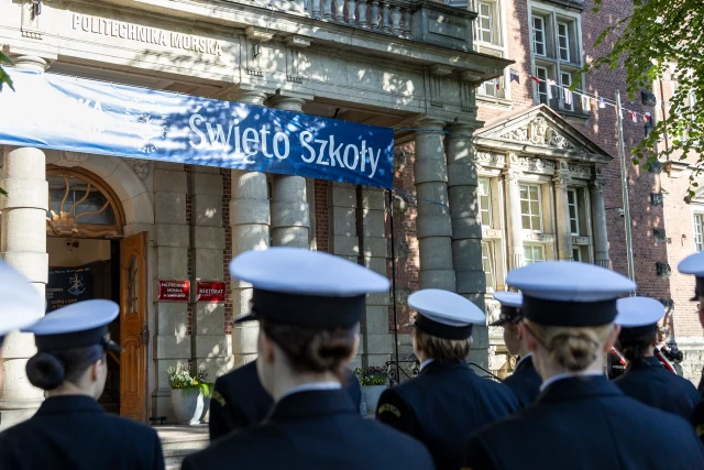 Studenci z Kompanii Honorowej PM stoją w dwuszeregu przed budynkiem PM na Wałach Chrobrego - widok od ulicy