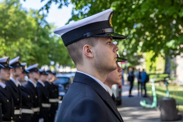 Studenci z Kompanii Honorowej PM stoją w dwuszeregu przed budynkiem PM na Wałach Chrobrego