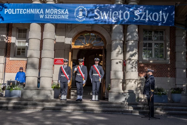 Poczet Sztandarowy Kompanii Honorowej PM przed uczelnią
