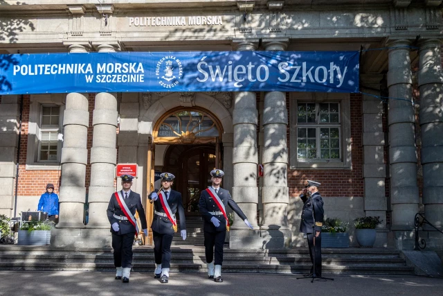 Poczet Sztandarowy Kompanii Honorowej PM przed uczelnią