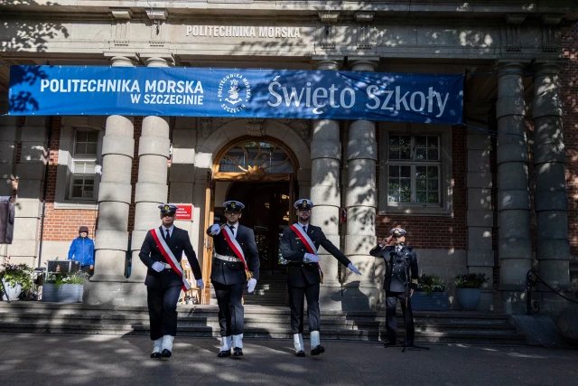 Poczet Sztandarowy Kompanii Honorowej PM przed uczelnią