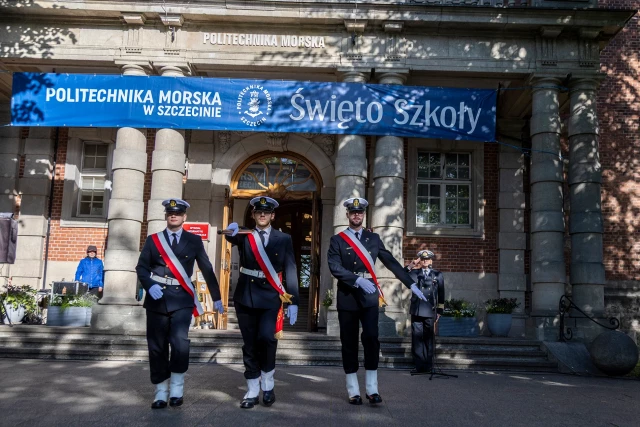 Poczet Sztandarowy Kompanii Honorowej PM przed uczelnią