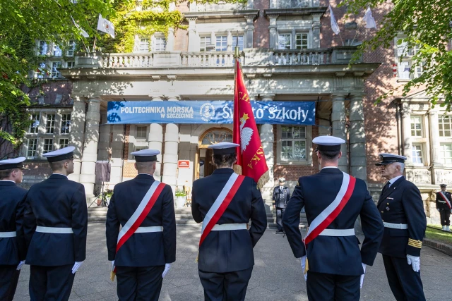 Kompania Honorowa PM z Pocztem Sztandarowym podczas uroczystości podniesienia bandery przy budynku PM z okazji Święta Szkoły Politechniki Morskiej w Szczecinie -widok od strony ulicy