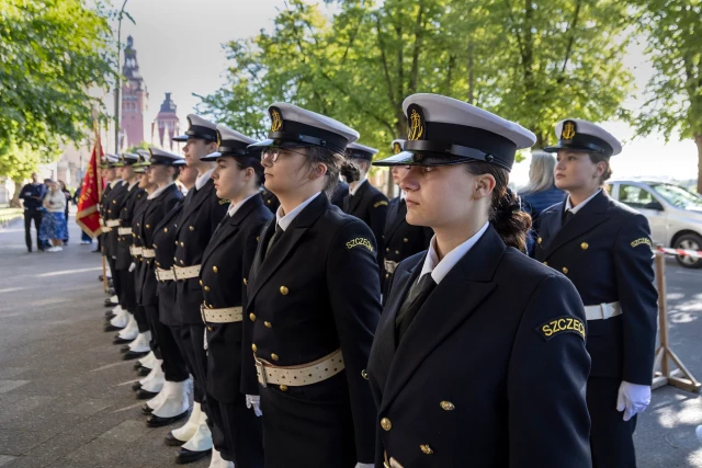 Kompania Honorowa PM z Pocztem Sztandarowym podczas uroczystości podniesienia bandery przy budynku PM z okazji Święta Szkoły Politechniki Morskiej w Szczecinie