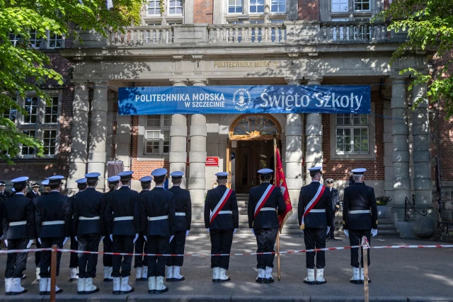 Kompania Honorowa PM z Pocztem Sztandarowym podczas uroczystości podniesienia bandery przy budynku PM z okazji Święta Szkoły Politechniki Morskiej w Szczecinie