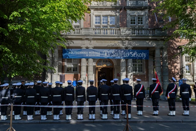 Kompania Honorowa PM z Pocztem Sztandarowym podczas uroczystości podniesienia bandery przy budynku PM z okazji Święta Szkoły Politechniki Morskiej w Szczecinie - widok od strony ulicy