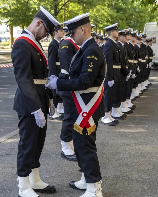 Studenci z Kompanii Honorowej PM przygotowują siędo uroczystościwciągnięcia bandery na maszt przed budynkiem uczelni w dniu Święta Szkoły