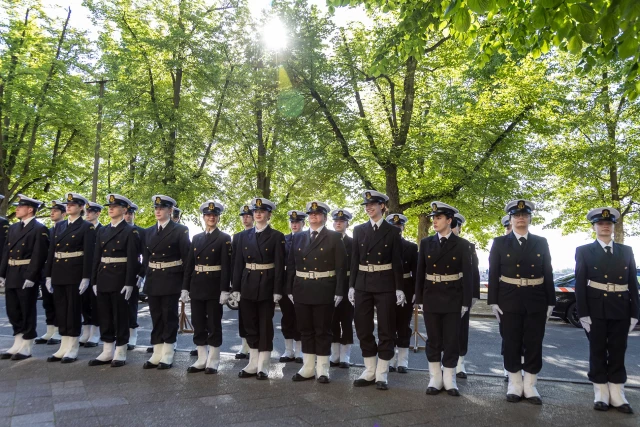 Studenci z Kompanii Honorowej PM stoją w dwuszeregu przed budynkiem PM na Wałach Chrobrego 