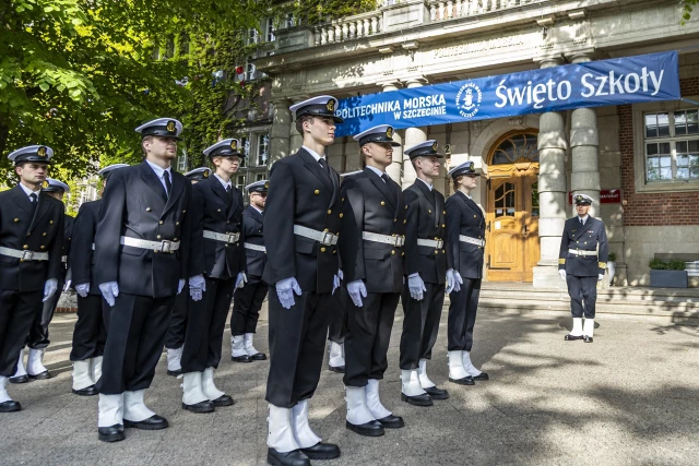 Kompania Honorowa PM podczas uroczystości podniesienia bandery w dniu Święta Szkoły