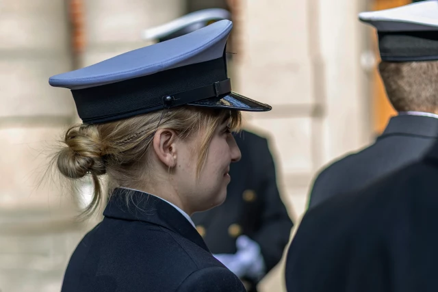 Kompania Honorowa PM podczas uroczystości podniesienia bandery w dniu Święta Szkoły