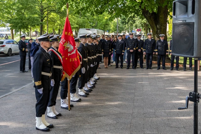 Kompania Honorowa PM podczas uroczystości podniesienia bandery w dniu Święta Szkoły