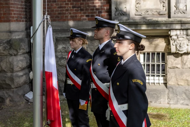 Kompania Honorowa PM podczas uroczystości podniesienia bandery w dniu Święta Szkoły