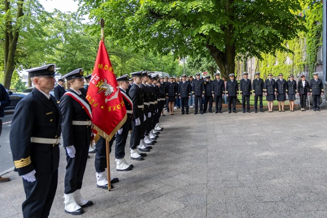 Studenci z Kompanii Honorowej PM stoją w dwuszeregu przed budynkiem PM na Wałach Chrobrego