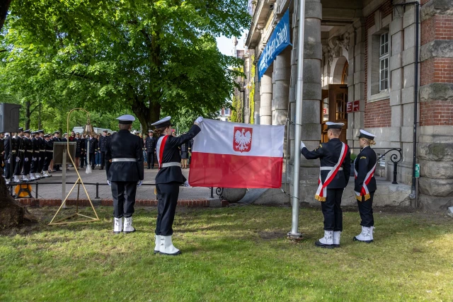 Kompania Honorowa PM podczas uroczystości podniesienia bandery w dniu Święta Szkoły