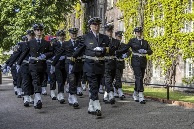 Kompania Honorowa PM podczas uroczystości podniesienia bandery w dniu Święta Szkoły