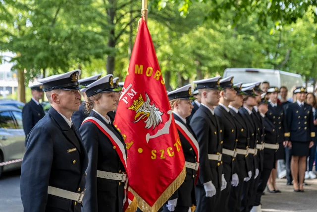 Kompania Honorowa PM podczas uroczystości podniesienia bandery w dniu Święta Szkoły
