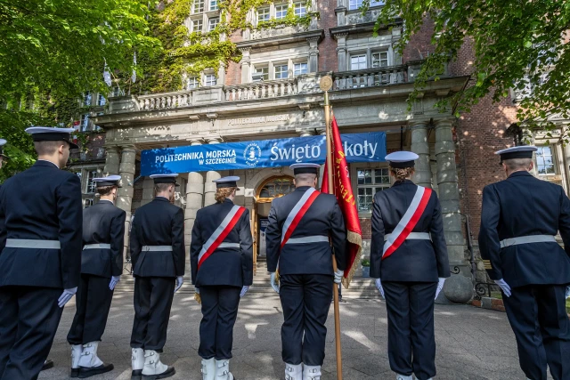 Studenci z Kompanii Honorowej PM stoją w dwuszeregu przed budynkiem PM na Wałach Chrobrego