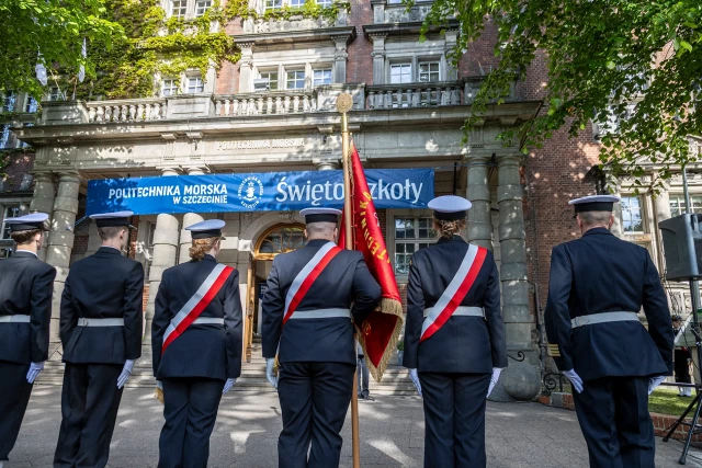 Kompania Honorowa PM podczas uroczystości podniesienia bandery w dniu Święta Szkoły