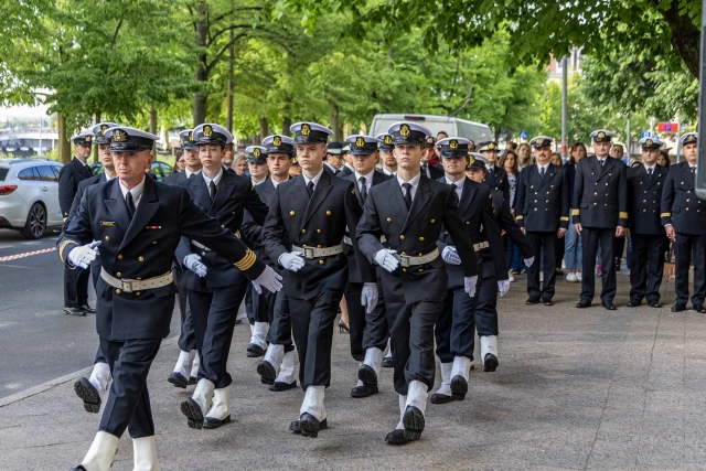 Kompania Honorowa PM podczas uroczystości podniesienia bandery w dniu Święta Szkoły
