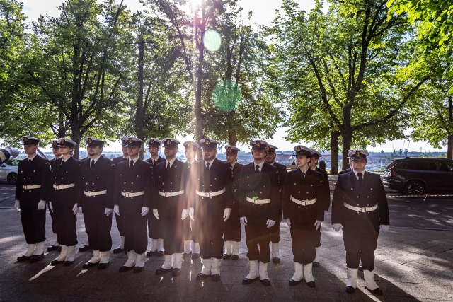 Kompania Honorowa PM podczas uroczystości podniesienia bandery w dniu Święta Szkoły
