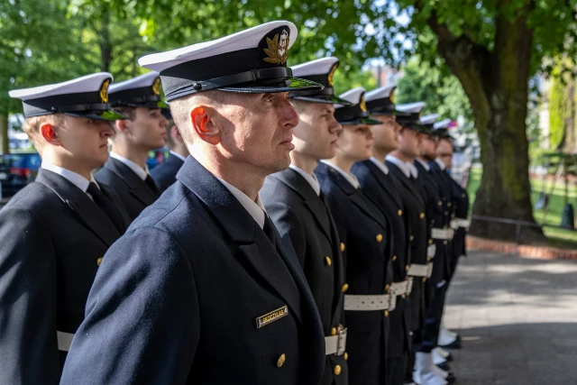 Kompania Honorowa PM podczas uroczystości podniesienia bandery w dniu Święta Szkoły